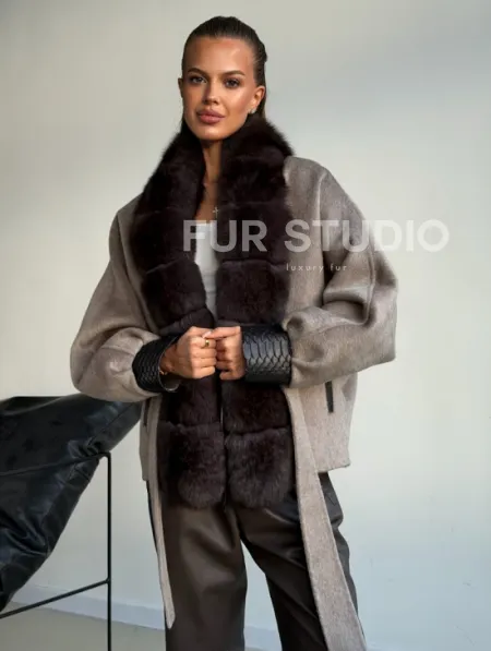 Пальто с мехом финского песца - фото 9