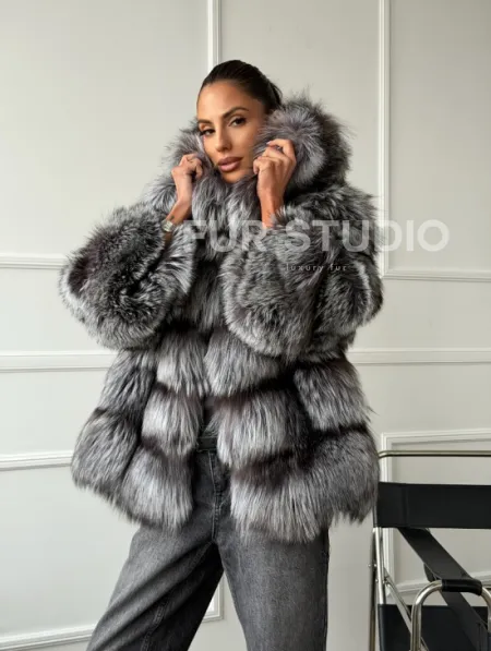 Шуба из меха чернобурки с капюшоном - серая - фото 8