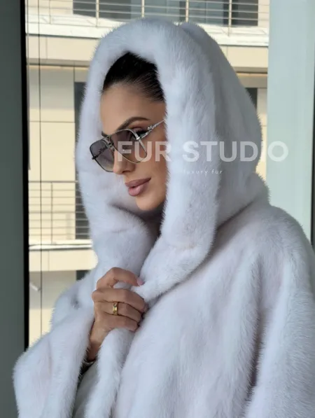 Белый норковый полушубок с капюшоном кобра - фото 10