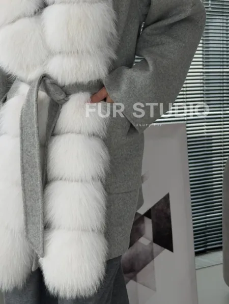 Серое пальто с меховым воротником - фото 3