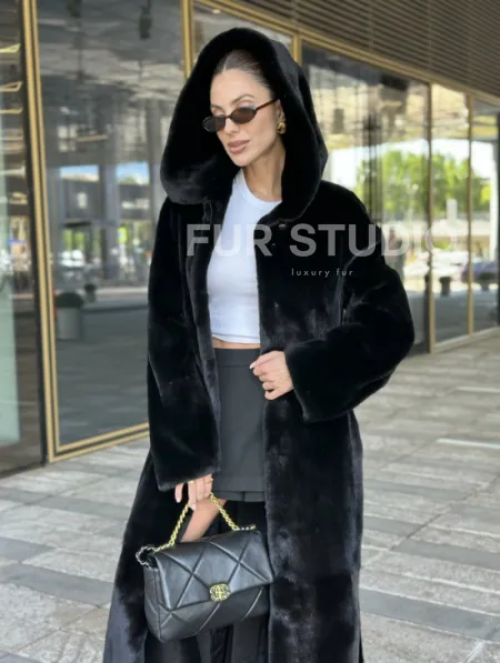 Удлиненная шуба из норки BLACKGLAMA с капюшоном - фото 3