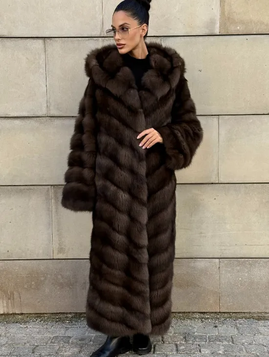 Удлиненная шуба из меха куницы с капюшоном - фото 10