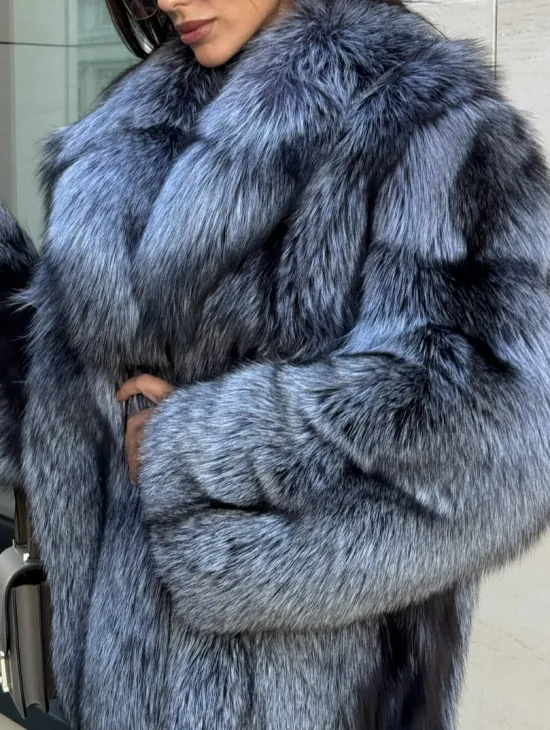 Шуба из меха чернобурки серебристо-черного цвета, цельные пластины - фото 1