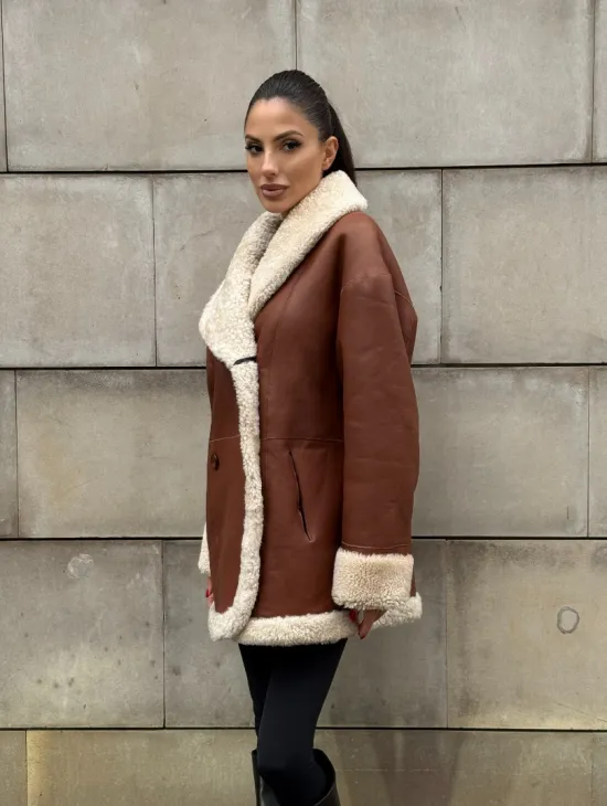 Двусторонняя женская дубленка из натуральной кожи с воротником шаль, на пуговицах - фото 13