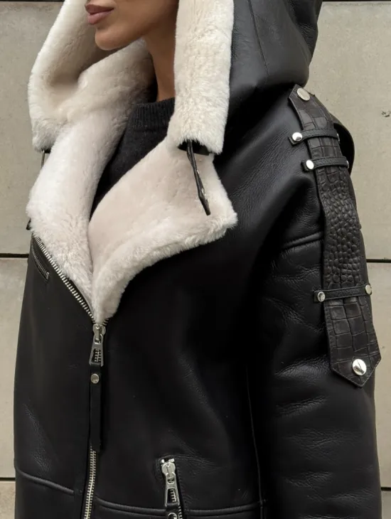 Черная удлиненная дубленка авиатор  с капюшоном на белой овчине - фото 2
