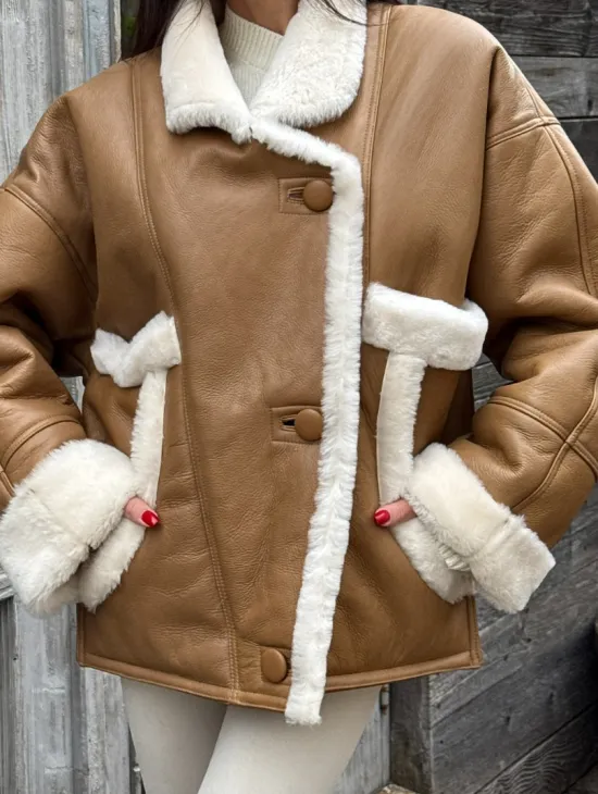 Модная куртка - дубленка в стиле «Oversize» на пуговицах и манжетами на рукавах - фото 2