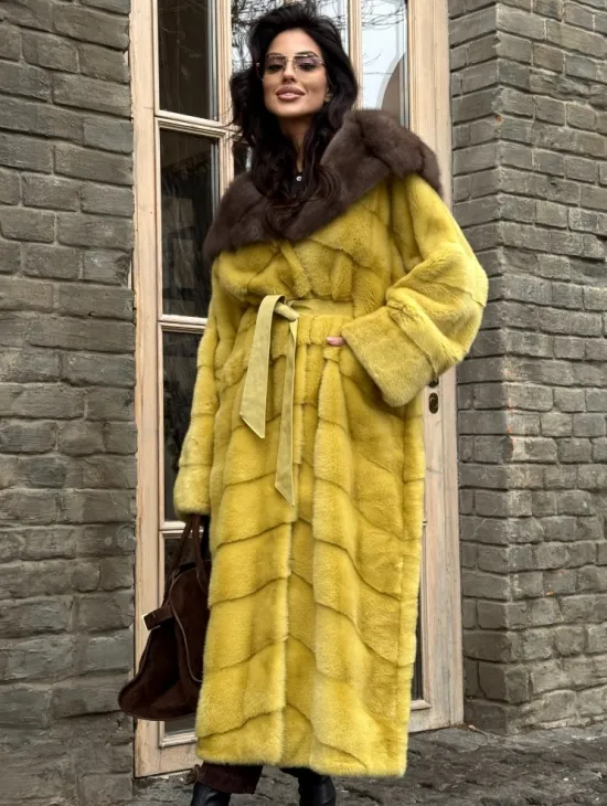 Женская длинная шуба из норки желтого цвета с капюшоном из меха куницы - фото 3