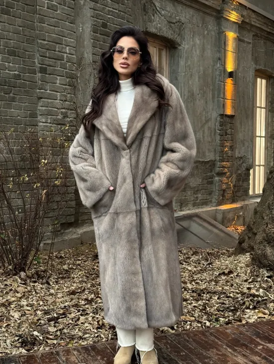 Шуба прямого кроя с капюшоном и меховым поясом в сером цвете - фото 9