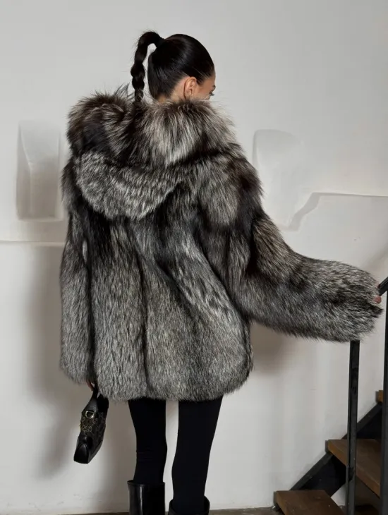 Полушубок из чернобурки с капюшоном цельные пластины - фото 8