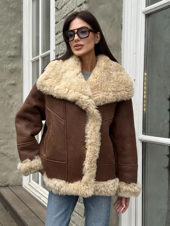 Коричневая женская дубленка с воротником «Челси» из овчины тиградо - фото 4