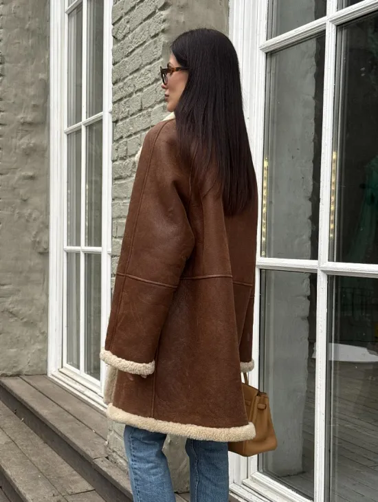 Удлиненная женская дубленка из меха мериноса на пуговицах - фото 9