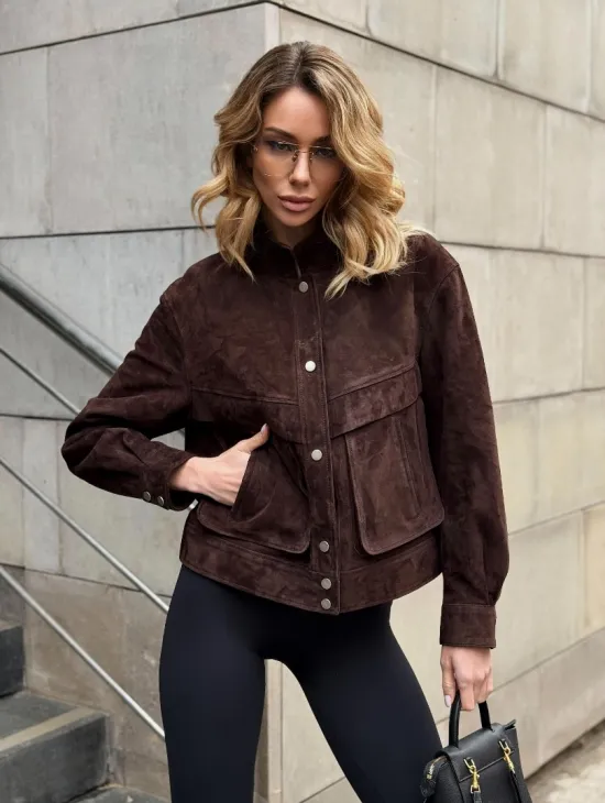 Укороченная замшевая куртка с накладными карманами - фото 0