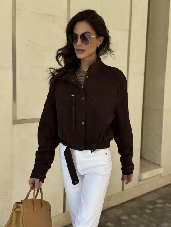 Кроп - бомбер из плетеной замшевой кожи в цвете шоколад - фото 10