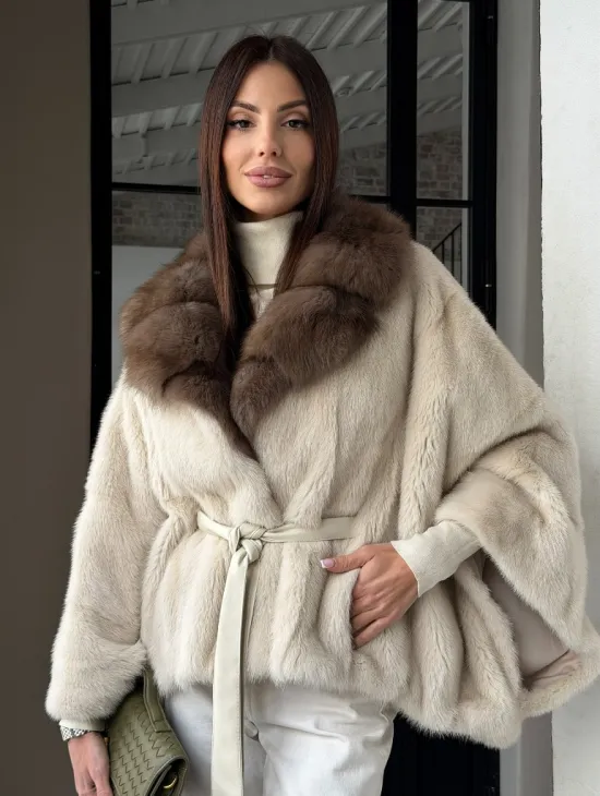 Светлое норковое пончо с воротником из куницы - фото 0