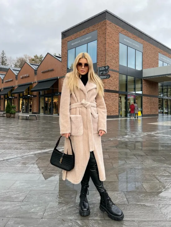 Шуба из натуральной шерсти в бежевом оттенке - фото 3