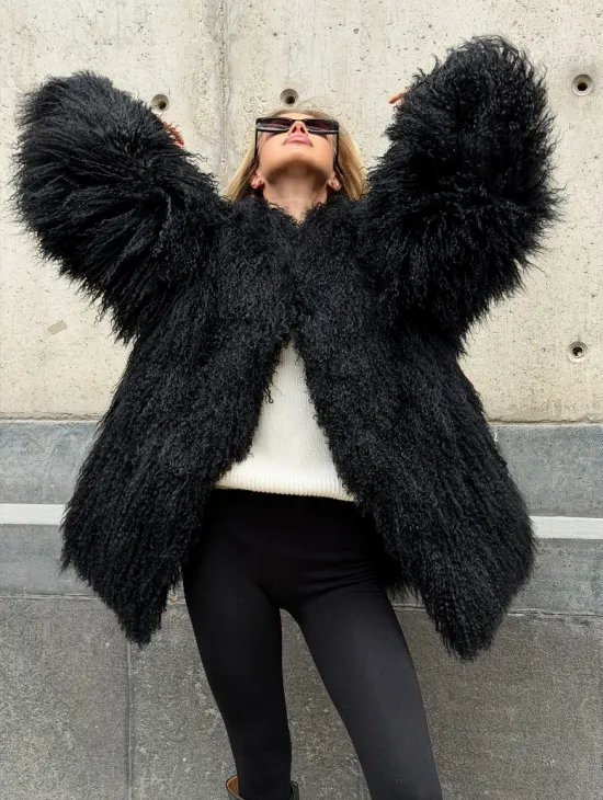 Черная шуба из ламы V-образный вырез - фото 9