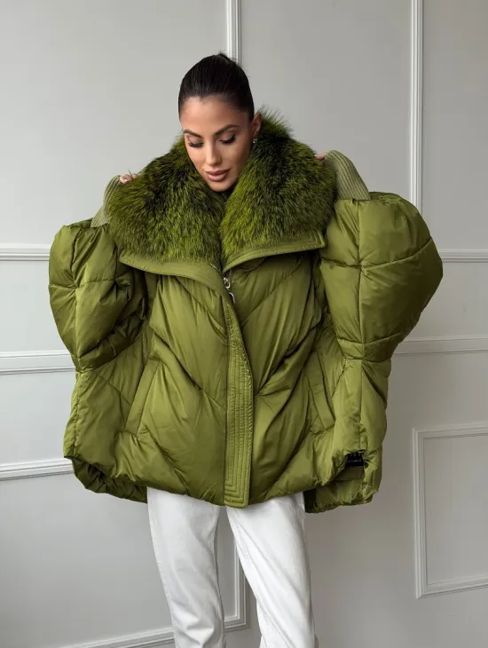 Женский стеганный пуховик с воротником чернобурки - фото 11