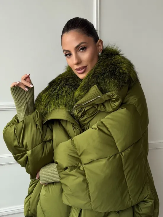 Женский стеганный пуховик с воротником чернобурки - фото 9