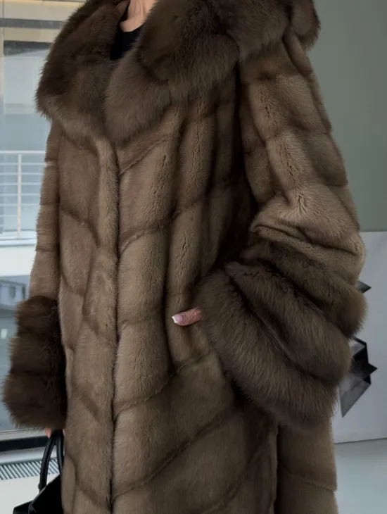 Длинная норковая шуба с отделкой из куницы на рукавах и капюшоне - фото 1