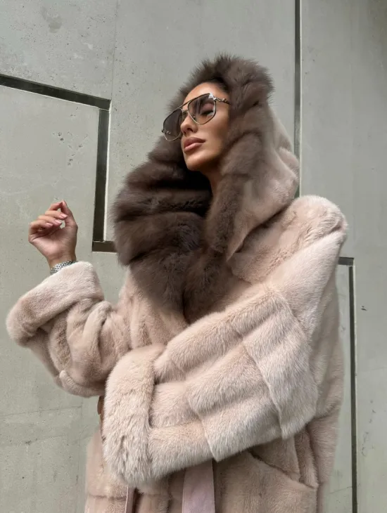 Норковая шуба с капюшоном из меха куницы пудрового цвета (нежно-розовый) - фото 9